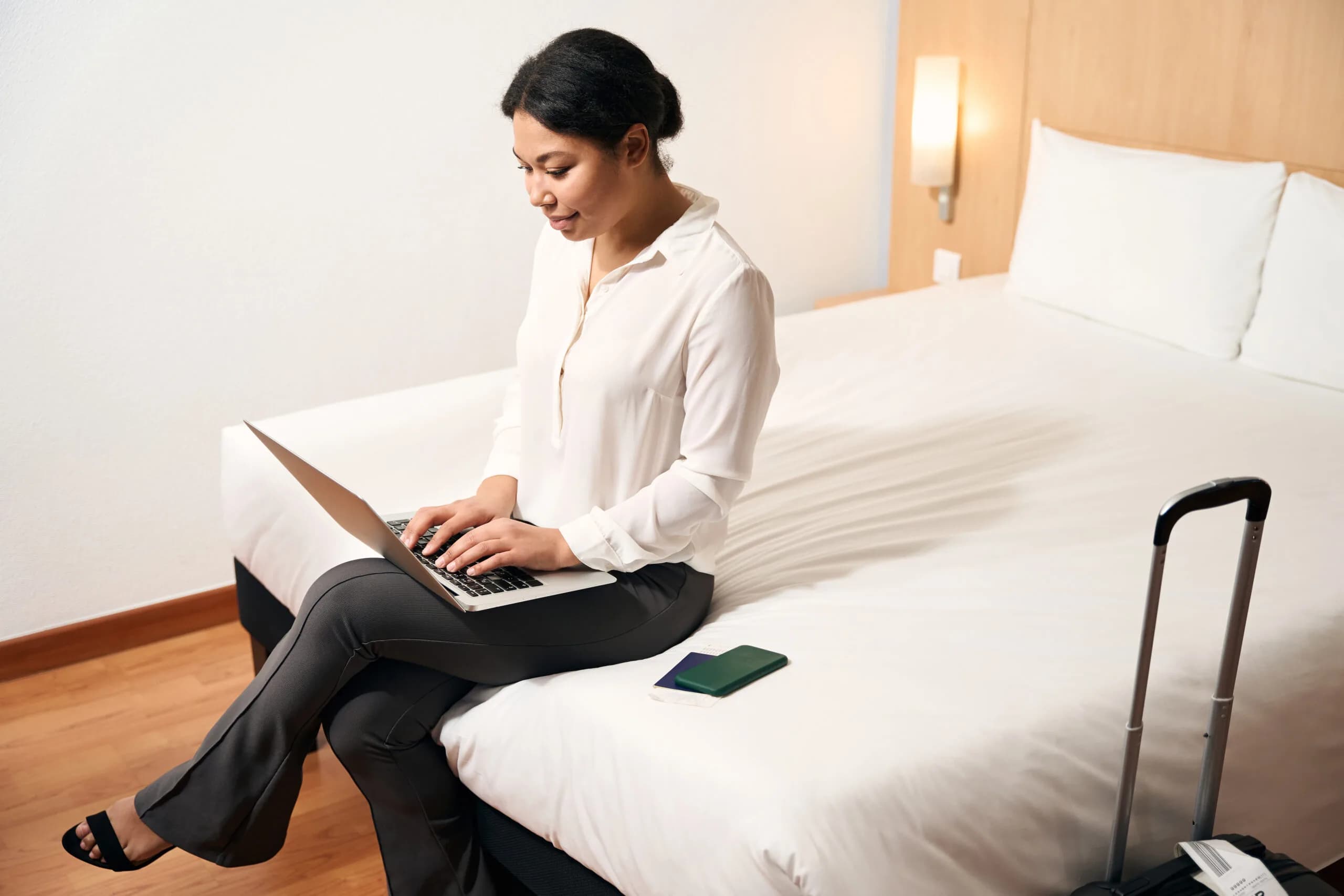 Lobby d'hôtel moderne avec WiFi haut débit