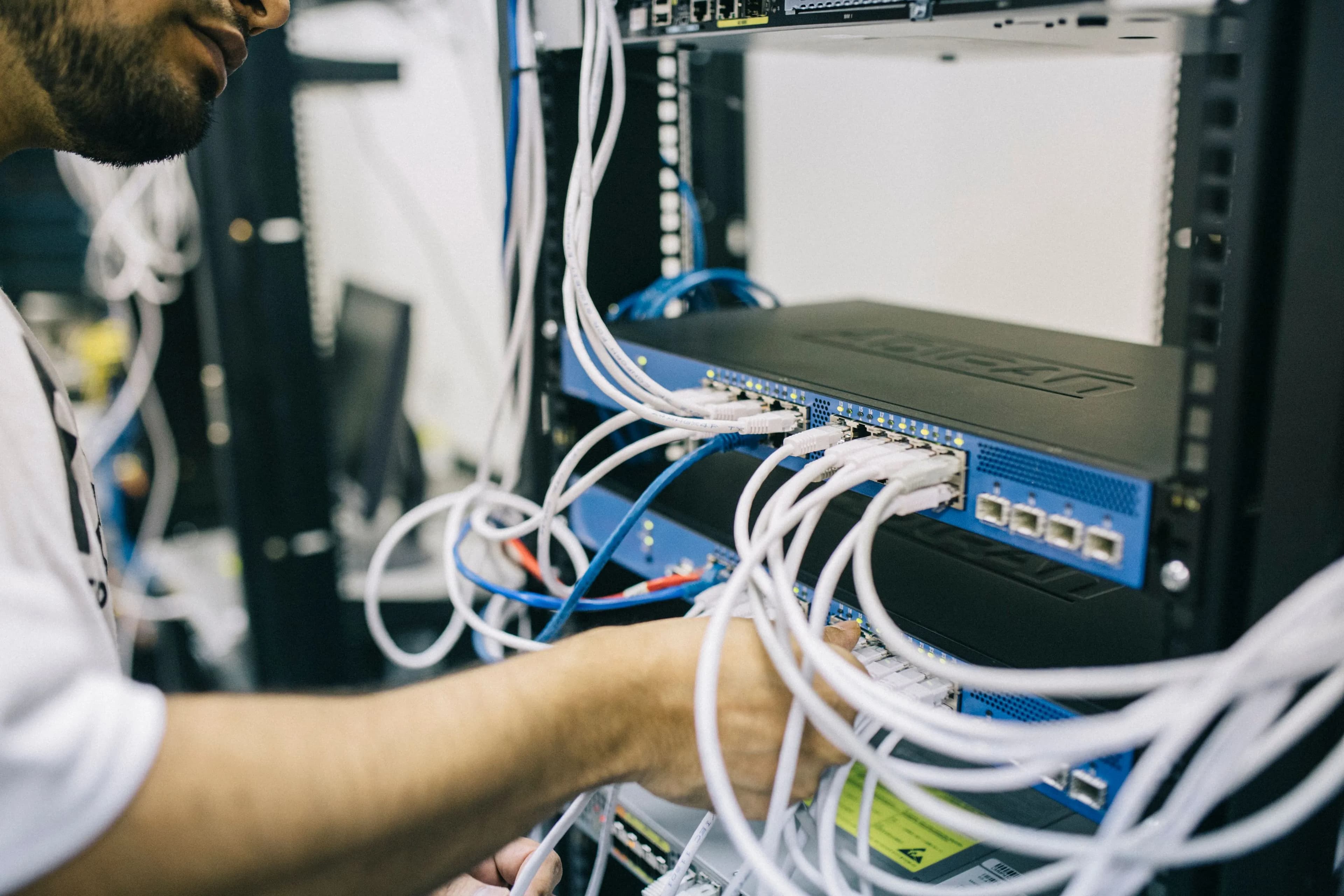 Technicien installant une infrastructure réseau dans un restaurant