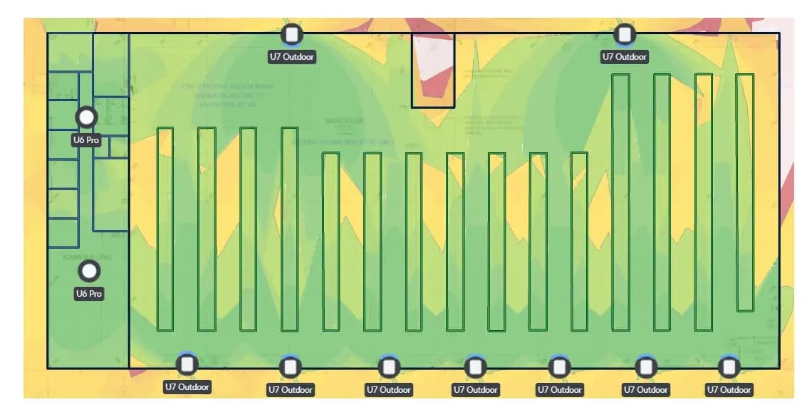 Plan de couverture WiFi en entrepôt — heatmap avec points d'accès UniFi
