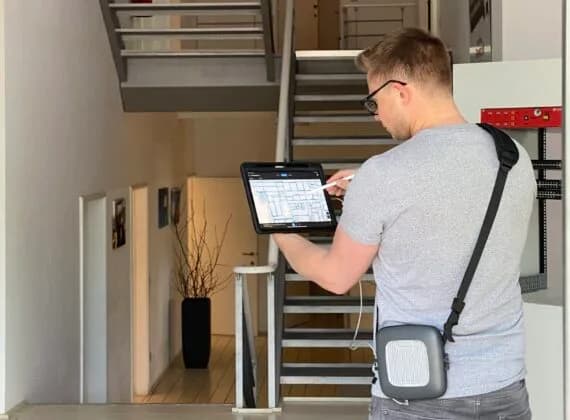 Technicien réalisant un site survey WiFi en entreprise